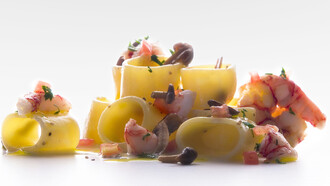 Calamarata velata al curry e pecorino con gamberoni e funghi chiodini