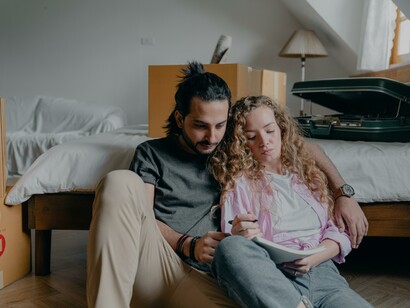 Casal organiza sua mudança