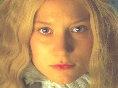 Mia Wasikowska en 'Crimson Peak' (2015) pelicula dirigida por Guillermo del Toro