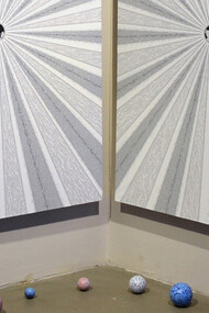 Alessandro Moreschini, Crescita e sviluppo insostenibili, tempera acrilica su tela e legno, 2 tele 100 x 150 + 12 sfere, totale 150 x 200 x 100 cm, 2013
