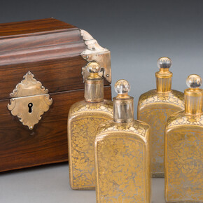 Decanter case with six bottles
1700s
Box: Batavia (Jakarta), Java, Indonesia; Bottles: Gujarat, India
Wood, silver, velvet, glass, gold
2013-00749
Asian Civilisations Museum, Singapore
