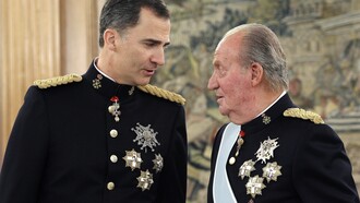 Felipe VI con Juan Carlos I el día en que el primero se convirtió en rey de España tras la abdicación del segundo