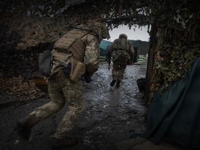 Militares ucranianos se refugian durante el conflicto