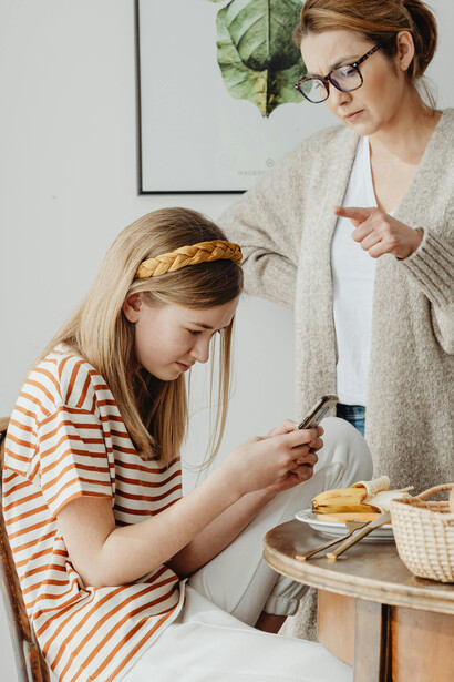 Cena de café da manhã: mãe confronta filha no celular. Uma reflexão sobre os mitos da família perfeita e as consequências do abuso intrafamiliar na saúde mental