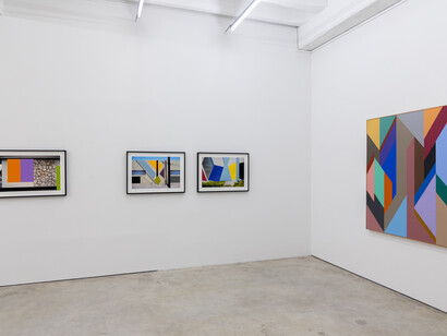 Karl Benjamin and Grey Crawford, Geometry of light, exhibition view. Courtesy of Persons Projects