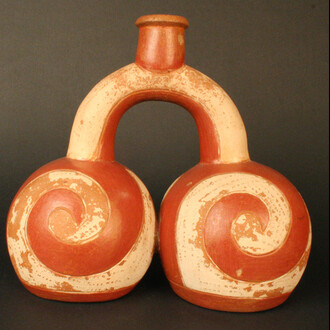 Botella asa estribo doble cuerpo

Materiales: Madera

Horizonte Chavín. Período Formativo Tardío 900- 200 a.C.

Medidas: 200mm de alto x 226mm de largo x 114mm de ancho