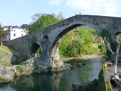 Cangas de Onís fue capital del Reino de Asturias hasta el año 774. Aquí se estableció el rey don Pelayo  y  emprendió con sus gentes acciones sobre los territorios del norte.  Puente romano, Cangas de Onis, Asturias, España