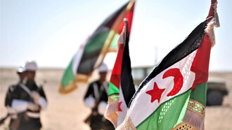 Miembros del Frente Polisario ondean la bandera de la República Árabe Saharaui Democrática