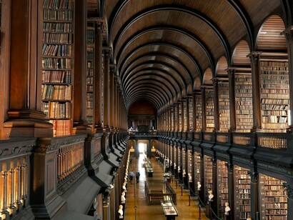 Uma biblioteca, como muitas adoptando a classificação decimal de Dewey