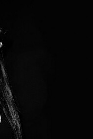 Amy Winehouse. Come dimenticare gli occhi tristi di Amy Winehouse? Una bellezza atipica ma fortemente evocativa e una intensa tenerezza circondata da un alone di sensualità inusitato. Impossibile non lasciarsi trasportare dal ritmo soul delle sue canzoni