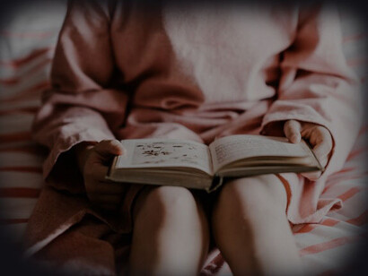 Bambina che legge. Il progetto BILL, Biblioteca della Legalità – curato da IBBY Italia, storica associazione di promozione della lettura e dell’accesso ai libri per tutte le bambine e i bambini 