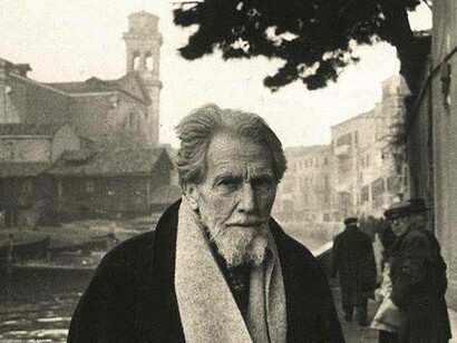 Il poeta americano Ezra Pound in piedi su un marciapiede vicino a un canale. Venezia, 1963