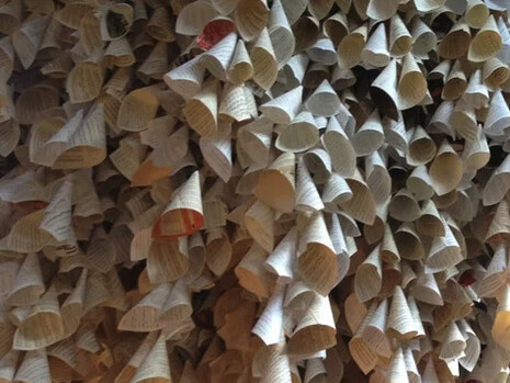 Se concibe a sí misma como una alquimista, una figura capaz de combinar elementos dispares – terciopelo y alambre de espino, cera de abeja y astas de ciervo. "Resonance" (Resonancia), 2023. Fabrica, Brighton and Hove, Este de Sussex, Inglaterra