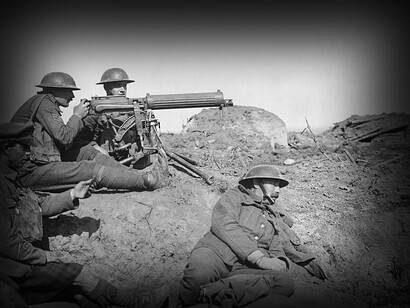 Tripulación de ametralladora británica durante la Primera Guerra Mundial, Flandes Occidental, Bélgica, septiembre de 1917