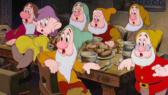 I sette nani si riuniscono intorno alla tavola in attesa della cena nel film animato disney "Biancaneve e i sette nani" (1937)