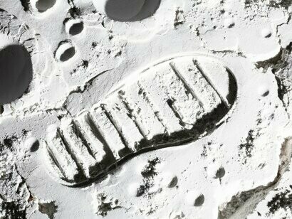 Terreno lunare, ricostruzione con l'ausilio dell'inteliggenza artificiale. Sfruttare queste risorse richiede tecnologie avanzate e infrastrutture capaci di operare in un ambiente ostile