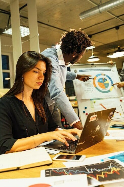 Molto utile ad accrescere lo spirito imprenditoriale è trascorrere del tempo con persone di successo nella loro carriera, in modo da poter prendere spunto da loro