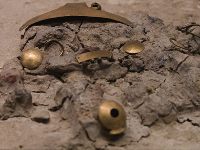 Replica of a symbolic burial featuring an anthropomorphic clay face, The original was discovered in Grave 2 at the Varna Chalcolithic Necropolis and dates to the 4th millennium BCE, Varna Necropolis, Bulgaria