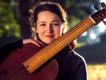 Nel concerto “Soloindue”, Giovanna Baviera, presenta anche brani di Simon MacHale basati su testi di Tarquinia Molza, detta l’Unica. Poetessa, fu una virtuosa del cantare accompagnandosi su vari strumenti, inclusa la viola da gamba. ©Elam Rotem