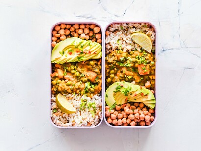 La strategia "meal prep" riconosce quanto sia importante cucinare, qualunque piatto abbiate scelto, in quantità importanti: una volta tirate fuori dal congelatore, se le consumate a cena, le potrete mangiare eventualmente anche a pranzo il giorno dopo