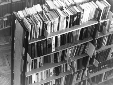 Las estanterías repletas de libros de una biblioteca vistas desde arriba