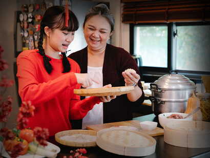 Nonna e nipote cucinano insieme. Così quel giorno di pioggia in cui un bel venticello soffiava lei mi iniziò alla cucina cinese