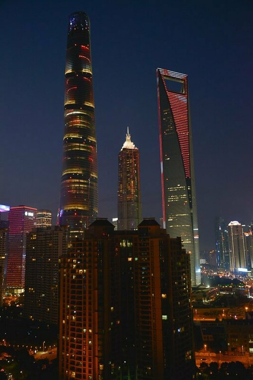La Shangai Tower illuminata di notte, Shangai, Cina