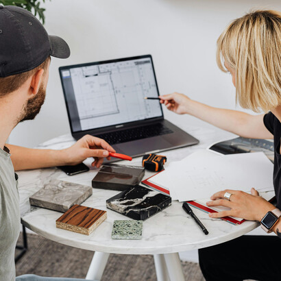 Amigos conversam sobre projeto profissional de suas empresas enquanto escolhem o melhor produto