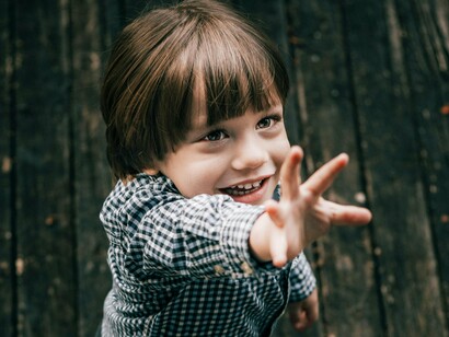 Quer saber de uma coisa? Brinque, mas brinque muito, suba em árvores, como você gosta, coma bastante ameixa direto do pé, aprecie as mangas e não tenha medo de marimbondos, vá no ponto mais alto da mangueira e você saberá do que estou falando. Mas nunca deixe de brincar na vida, não deixe que o adulto domine você totalmente, vez ou outra apareça e apronte das suas, vai ser legal