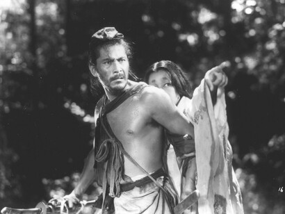 Uma cena de Rashomon reúne personagens cujos relatos se contradizem e desafiam a compreensão do acontecimento. A obra transforma a investigação de um crime em uma reflexão sobre as ambiguidades morais da condição humana