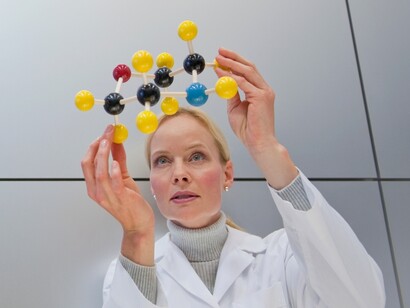 Una investigadora diseñando el modelo de una molécula