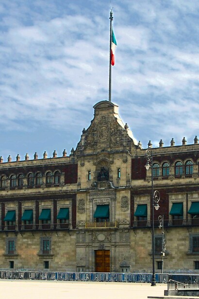 Aunque los índices de pobreza disminuyeron recientemente, la injusticia social persiste como un desafío prioritario para la agenda nacional. Palacio Nacional, Ciudad de México, México
