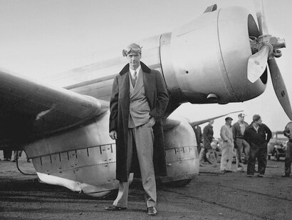 Howard Huges junto al avión H4, el más grande construido hasta el momento