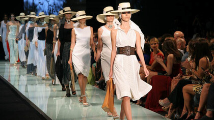 Lors de la Miami Fashion Week aux États-Unis, des mannequins défilent sur le podium pour le dernier passage lors d'un défilé de mode, vêtues de créations de Claudia Bertolero