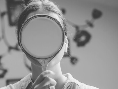 Ragazza allo specchio. Se io potessi rimanere sempre giovane, e il ritratto diventasse vecchio! Per questo darei qualunque cosa