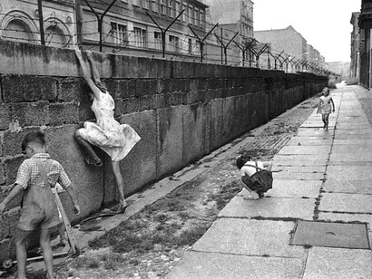 Berlin Wall, Children playing in the West side