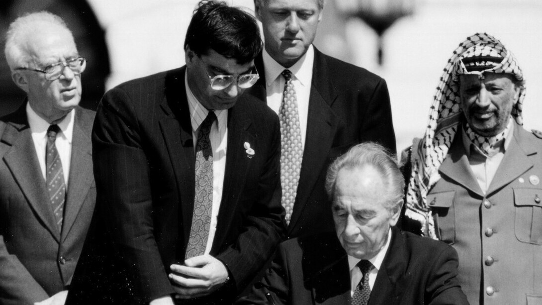 La firma de los Acuerdos de Oslo por Shimon Peres ante Yasser Arafat, Yitzhak Rabin y Bill Clinton