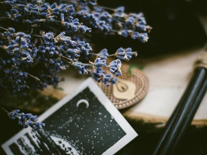 Streghe ed erbe curative. Dopo la raccolta c’era la preparazione di unguenti, balsami e impiastri