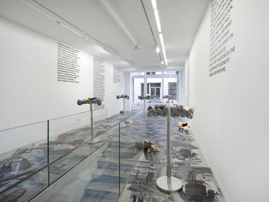 5LiliReynaud-Dewar-TEETH, GUMS, MACHINES,FUTURE, SOCIETY (trash cans),2016Aluminium. 110 x 25 x 71 cm-Vue de l’exposition / View of the exhibition «Dents, gencives, machines, futur, société», kamelmennour (6rueduPontdeLodi), Paris, 2016© LiliReynaud-DewarPhoto. JulieJoubert & archives kamelmennourCourtesy the artist and kamelmennour, Paris/London