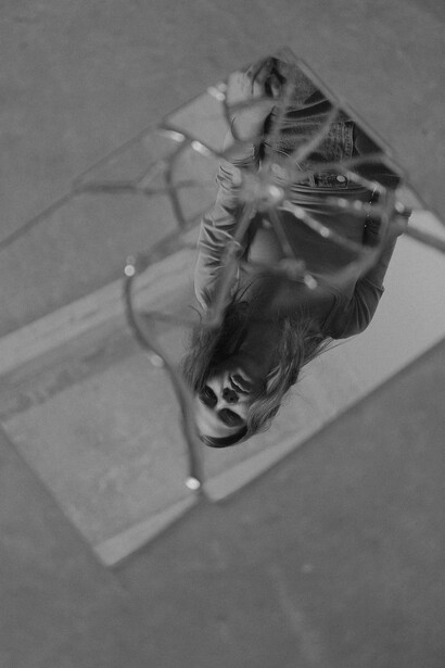 Espejo roto muestra una imagen fragmentada.  En todas esas vidas fui yo, aunque todos conocieron a una persona diferente