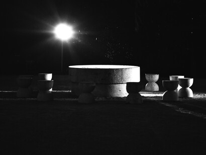 Constantin Brancusi, Tavola del silenzio, foto Ionel Scaunasu