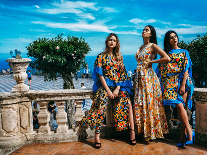 Collezione “Taormina” linea Vecchio Barocco – abiti in raso di seta, e
completo poncho di seta e pantalone in crepe de chine di seta