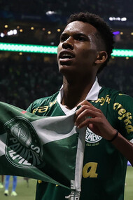 Em 2024, o Palmeiras celebra 110 anos de fundação, uma jornada marcada por mudanças históricas, glórias no futebol e a paixão de sua torcida. Desde Palestra Itália até as recentes conquistas com Abel Ferreira, o clube continua a inspirar. O jogador Estêvão, da SE Palmeiras, comemora seu contra a equipe do Botafogo FC, durante partida válida pela terceira fase, da Copa do Brasil, na arena Allianz Parque. Foto: Cesar Greco/Palmeiras/by Canon