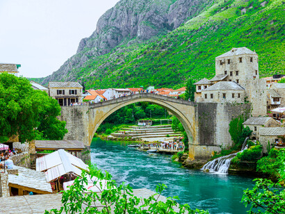 Au cœur de Mostar en Bosnie-Herzegovine, le Stari Most rappelle que toute transition est un équilibre à construire entre rupture et continuité