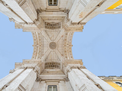 Vista de baixo do Arco do Triunfo da Rua Augusta, em Lisboa, Portugal