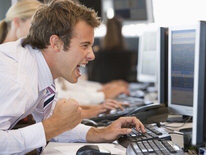 Un trader sigue la evolución de la bolsa desde su ordenador