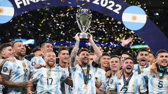 Lionel Messi alza la copa después que Argentina se impusiera a Italia (3-0) en la «Finalissima»