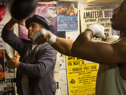 Entrenando a su joven pupilo en “Creed”