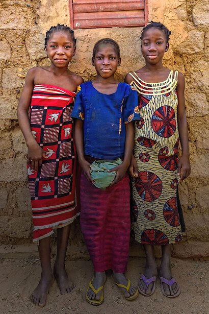 Burkina Faso  –  Ragazze nel villaggio di Sancri, Regione di Bobo