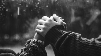 Guardava uma foto antiga dela na carteira, dizia ele. Uma imagem gasta pelos cantos, marcada pelo tempo, que ele carregava como prova e como ferida. Para ele, aquela fotografia era sua maior fortuna e também sua ruína: fortuna por lembrar dos instantes em que o amor parecia possível e inteiro; ruína porque a lembrança era também um corte que não cicatrizava. Essa ambivalência era, talvez, o núcleo de sua história com ela: algo que enaltecia e destruía em igual medida, uma memória que alimentava saudade e dor lado a lado